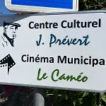 Le Trait De Cote Vue Commerces Et A Pied
