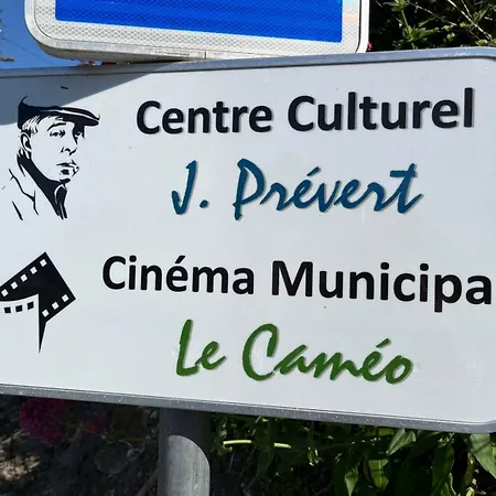 Le Trait De Cote Vue Commerces Et A Pied