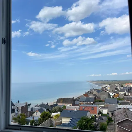 Le Trait De Cote Vue Commerces Et A Pied