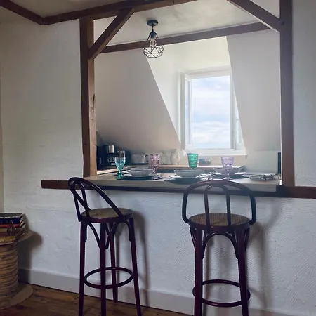 Le Trait De Cote Vue Commerces Et A Pied